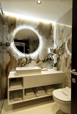 Double or Twin Room | Bathroom | Free toiletries, hair dryer, bathrobes, slippers