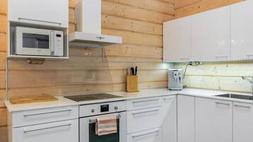 Fridge, microwave, dishwasher, cookware/dishes/utensils