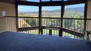 Una habitación con un amplio ventanal con vistas a un paisaje pintoresco.