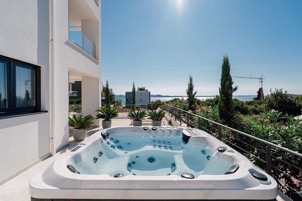Outdoor spa tub
