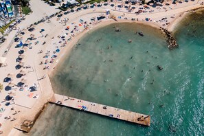 På stranden