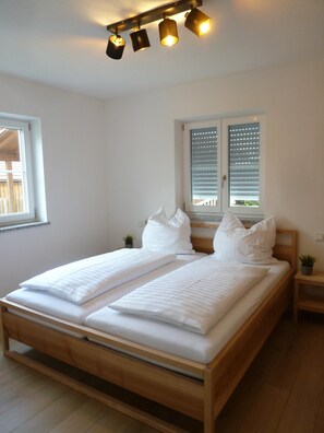 1 bedroom, bed sheets - Ferienwohnung Abendsonne, 1-4pers., 1sep. Schlafzimmer, Südterrasse (Chieming)