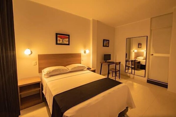 Double Room | Free WiFi - HOSPEDAJE KUSWAL (Rioja)