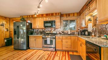 Fridge, microwave, stovetop, dishwasher