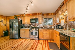 Fridge, microwave, stovetop, dishwasher