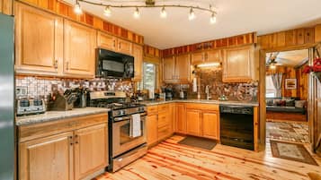 Réfrigérateur, micro-ondes, plaque de cuisson, lave-vaisselle