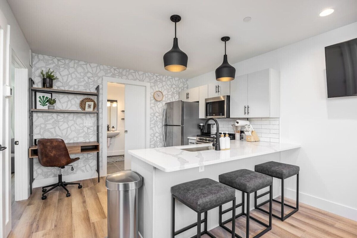 Stylish Condo in Hillsboro Village 3 Beds + Parking