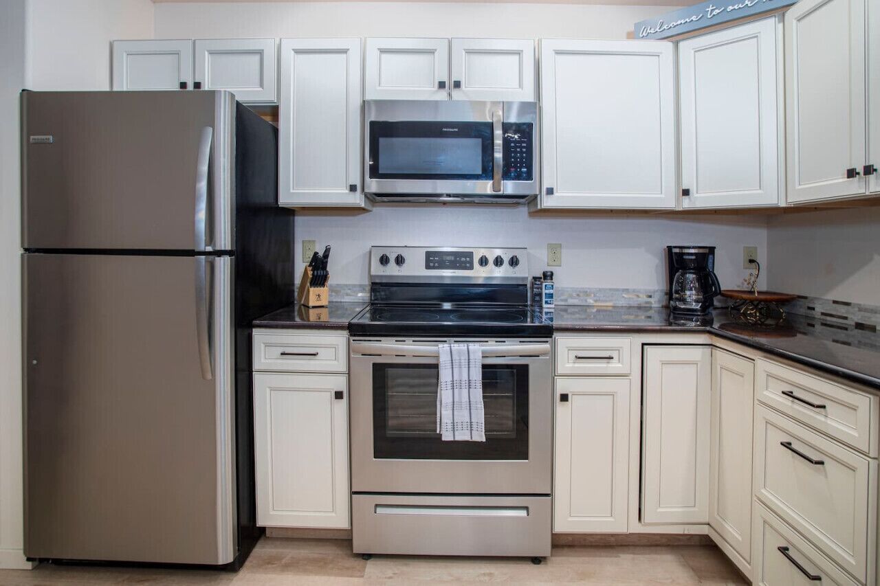 冷蔵庫、電子レンジ、オーブン、コンロ