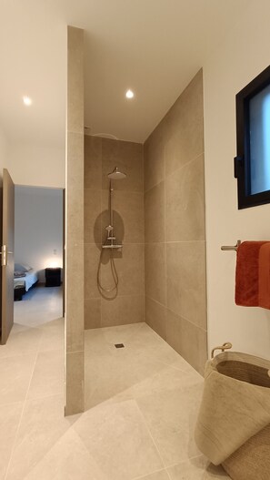 Douche, sèche-cheveux, serviettes fournies, papier toilette