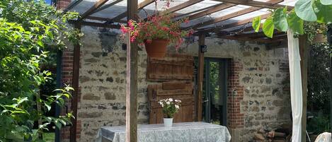 تناول الطعام بالخارج