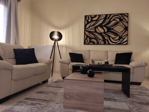 Una Smart TV, una chimenea, videojuegos