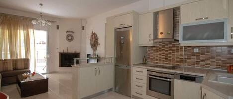 Kjøleskap, ovn, kokeplater og oppvaskmaskin