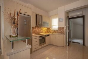 Frigorifero, forno, piano cottura, lavastoviglie