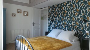 1 habitación, escritorio, tabla de planchar con plancha y cuna de viaje 