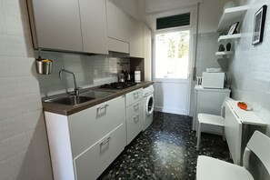 冷蔵庫、コンロ、調理器具と食器