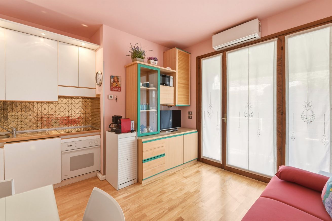 Cafetera/tetera, refrigerador, horno, placa de cocina