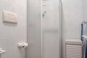Shower, hair dryer, bidet - Azzurra Suite - studio apartment with WiFi pool and air conditioning (Sirmione)