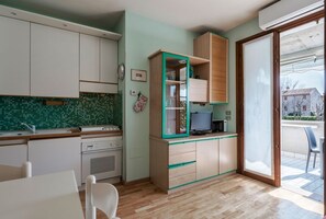 Fridge, oven, stovetop, coffee/tea maker