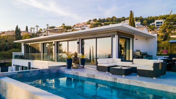 A modern house with a swimming pool, outdoor seating, and large windows. - Bandol Villa vue mer de 200 m² (Bandol)