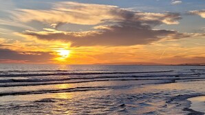 A sunset over the ocean with waves and a clear sky. - Aux Portes du Golf, 5 mn de L'étang du Ponant, Proche de la Mer, Appartement T3 (La Grande-Motte)