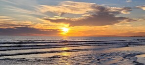 På stranden