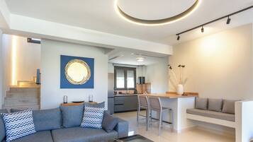 Forest Superior Villa with Sea View | Vardagsrum | 43-tums smart-tv med digitalkanaler och eldstad