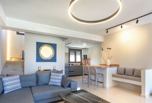 Forest Superior Villa with Sea View | Khu phòng khách | Smart TV 43-inch có truyền hình kỹ thuật số, lò sưởi 