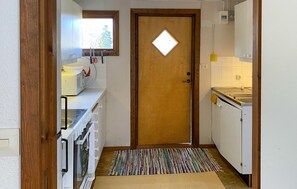 Kjøleskap, ovn, kokeplater og kaffetrakter/tekoker