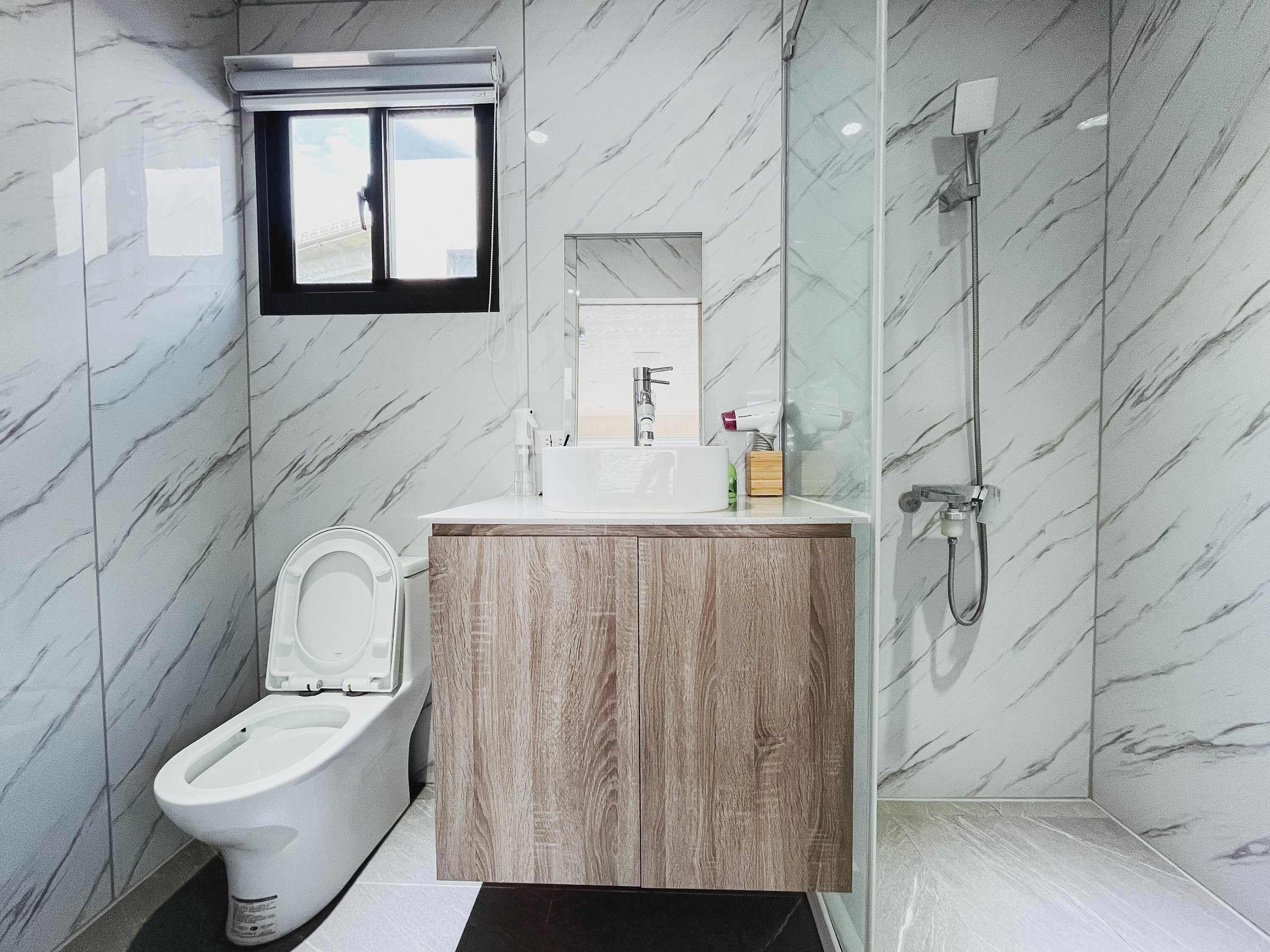 淋浴设施、吹风机、毛巾