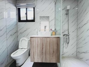 Douche, sèche-cheveux, serviettes fournies