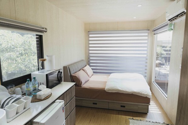 1 bedroom, bed sheets