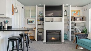 Smart TV y chimenea 