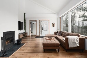 TV, fireplace, video games, books - Montcalm Slopes, Après-Ski Sauna, Hot Tub & Arcade (Chertsey)