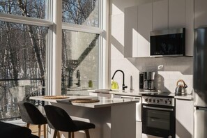 Fridge, microwave, oven, stovetop - The Mini-Méli - Romantic getaway in a cozy chalet (Sainte-Béatrix)