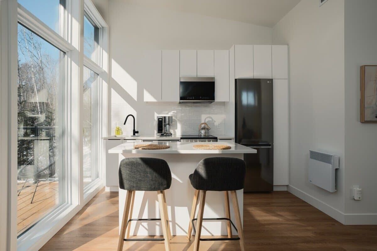 Frigorífico, microondas, horno y placa de cocina