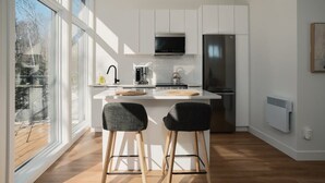 コーヒー / ティーメーカー、冷蔵庫、電子レンジ、オーブン