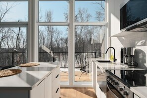 Fridge, microwave, oven, stovetop - The Mini-Méli - Romantic getaway in a cozy chalet (Sainte-Béatrix)