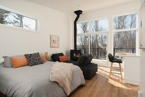 Travel cot, WiFi, bed sheets - The Mini-Méli - Romantic getaway in a cozy chalet (Sainte-Béatrix)