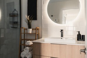Dusche, Haartrockner, Handtücher, Shampoo