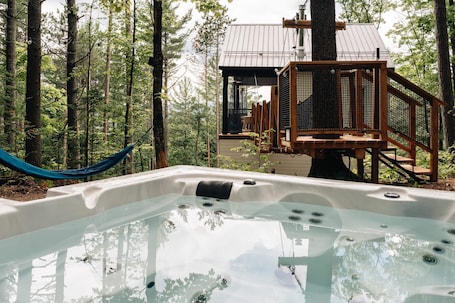 Outdoor spa tub. Chalet Nido - SPA, Fire pit & suspension bridge