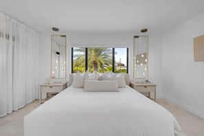 7 habitaciones, escritorio y tabla de planchar con plancha 