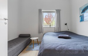 2 bedrooms, iron/ironing board, free WiFi