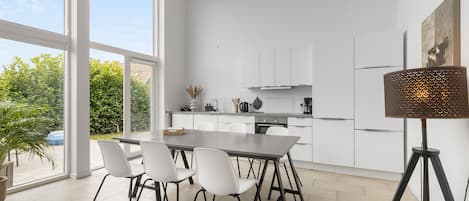 Réfrigérateur, lave-vaisselle, cafetière/bouilloire