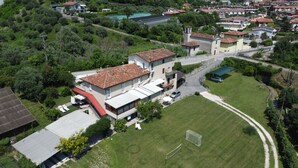 Eine Vogelperspektive auf ein Wohngebiet mit Häusern, einer großen grünen Wiese und einem Fußballfeld.