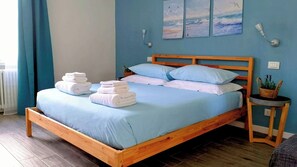 2 Schlafzimmer, Schreibtisch, Bügeleisen/Bügelbrett, Reisekinderbett