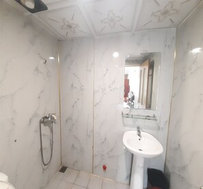 Deluxe Double Room | Bathroom
