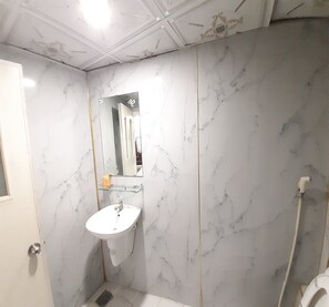 Superior Double Room | Bathroom | Shower, towels - OYO 1226 Hoang Gia Hotel (Ho Chi Minh City)
