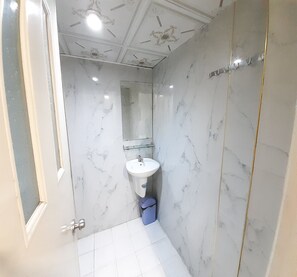 Standard-Doppelzimmer | Badezimmer | Dusche, Handtücher
