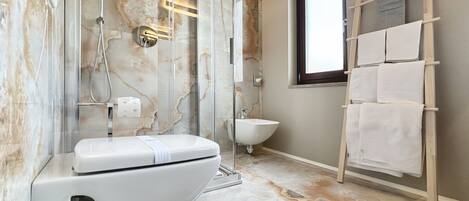 Dusche, Haartrockner, Bidet, Handtücher