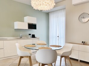 Dining - **Lingotto Center** 5min, Luxury Apartment, 1 Bedroom, 4 guests. (Nichelino)